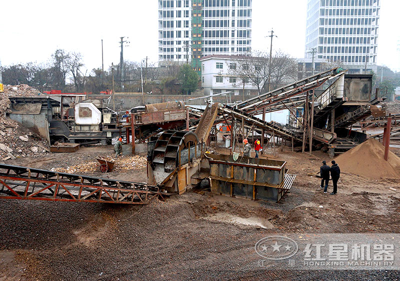 建筑垃圾制沙現(xiàn)場，配置車載制沙機